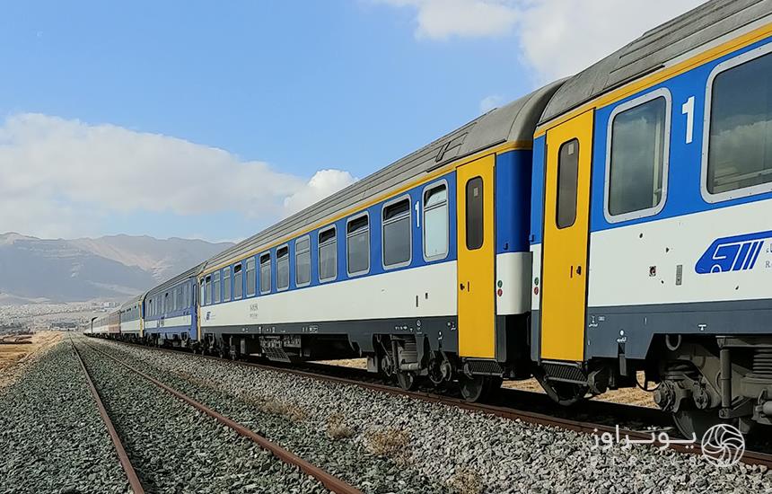 قطار رجا روی ریل راه آهن شیراز